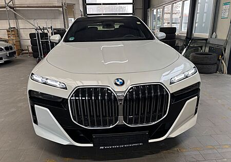 BMW i7 xDrive60 MSport Cinema+Lounge Sky B&W AHK