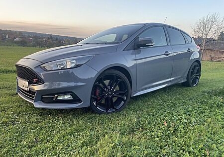 Ford Focus 2,0 ST MK3 aus 1. Hand!!