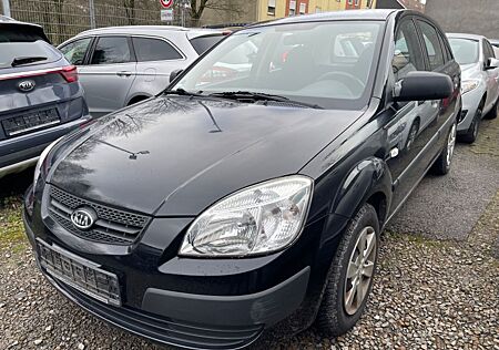 Kia Rio 1.4 Attract aus 1. Hand 8xbereift Alu