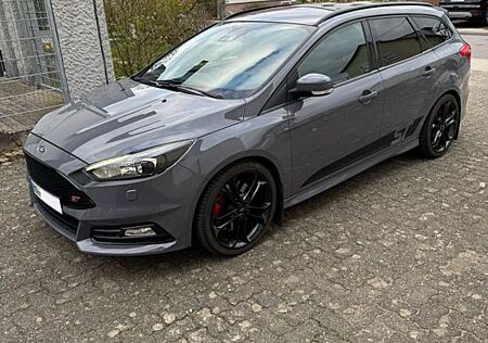 Ford Focus ST Leder-Exklusiv-Paket Turnier ST 2.0L