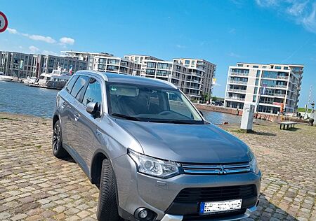 Mitsubishi Outlander PHEV plus 4WD Plug-in Hybrid