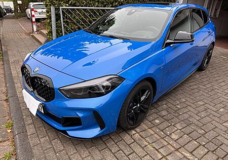 BMW M135i xDrive Performance, Head­Up, HamanKard.