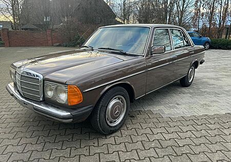 Mercedes-Benz 200 Limousine 123