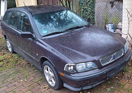 Volvo V40 1.8 - EZ 07/2000, ohne TÜV an BASTLER