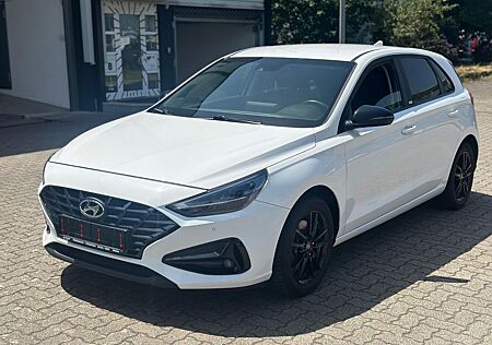 Hyundai i30 Lim. Intro Edition 1.5 110PS NAV/CAM/LED
