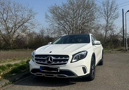 Mercedes-Benz GLA 200 Automatik *NAVI*LED*PANORAMA*PDC