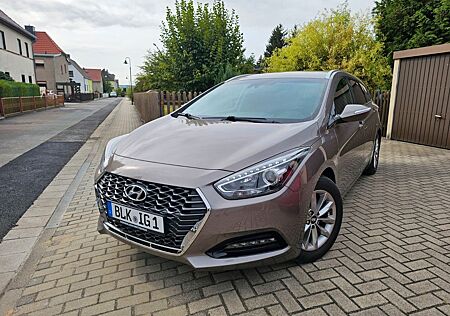 Hyundai i40 blue 1.6 GDI Space 1.Hand Navi Sitzhzg. AHK