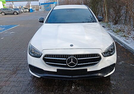 Mercedes-Benz E 300 E T-Modell de 306 PS Head-Up Display