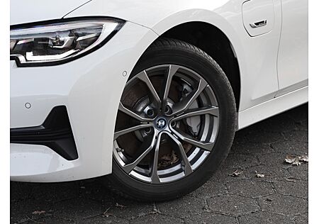 BMW 330e xDrive Touring