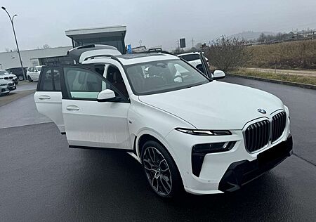 BMW X7 xDrive40dPANO#HUD#AHK#LUFT#22"#7-SITZ#SOFTCLOSE