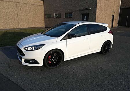 Ford Focus 2.0 EcoBoost ST mit Leder-Sport-Paket