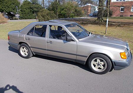 Mercedes-Benz 230 E Automatic 119 Tkm H zul. Oldtimer