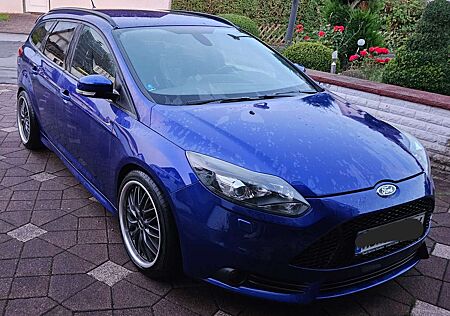 Ford Focus Turnier 2.0 EcoBoostST mit Leder-Sport-Paket