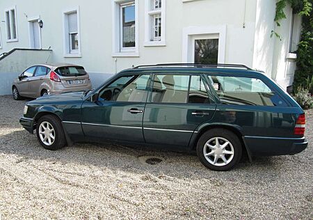 Mercedes-Benz E 220 E+220+T