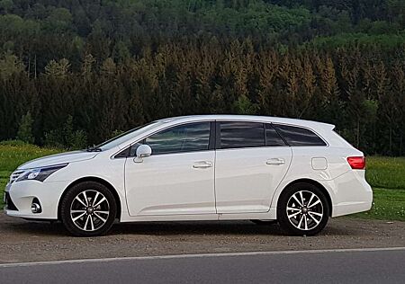 Toyota Avensis Combi 2.0 D-4D Edition