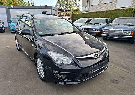 Hyundai i30 CW blue 1.6 CRDi 66 kW Classic