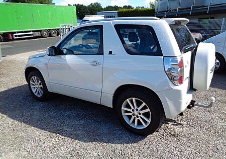 Suzuki Grand Vitara 1.6 Black and White