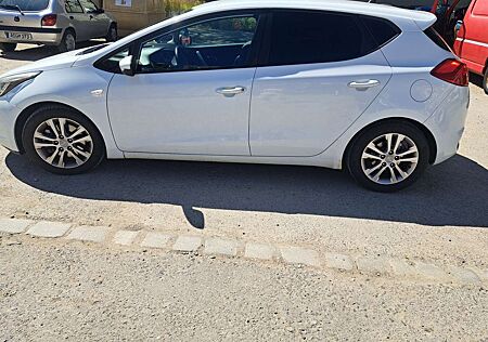Kia Cee'd Ceed / 1.4 CVVT Fifa World Cup Edition