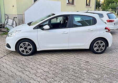 Peugeot 208 Blue-HDi 100 Stop&Start Style Navi ParkCamera