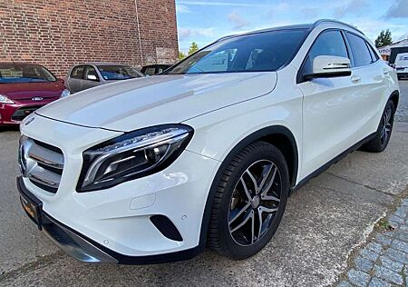 Mercedes-Benz GLA 200 Aut+Leder+Panorama+Allwetterräder+1.Hand