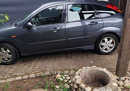Ford Focus Trend Stufenheck 1,8l mit TÜV