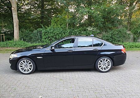 BMW 520 Automatik*100% Gewartet*M Fahrwerk*Leder*PDC**