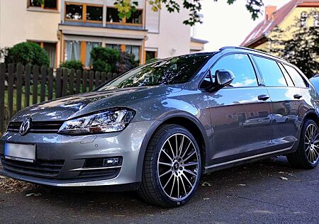 Volkswagen Golf Variant VII Comfortline|Automatik|18"|PDC|AHK|Shz|Xenon|Te