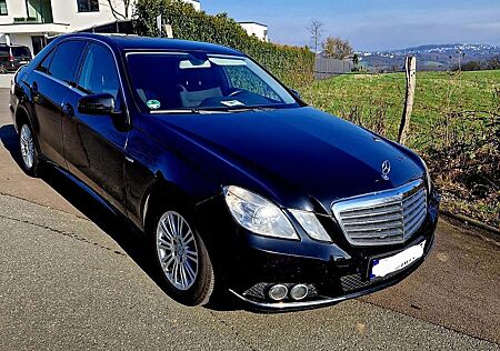 Mercedes-Benz E 220 CDI W212 8-fach bereift + Dachbox + Grundträger