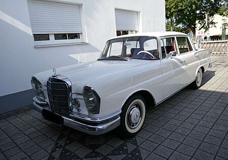 Mercedes-Benz 220 S Heckflosse (W111)