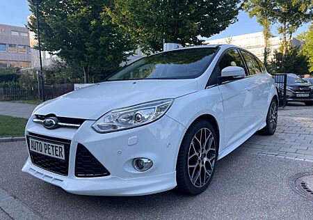 Ford Focus Lim. Titanium 2 x Styling-Paket