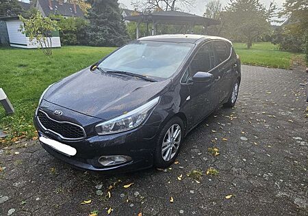 Kia Cee'd Ceed / 1.4 CVVT Fifa World Cup Edition