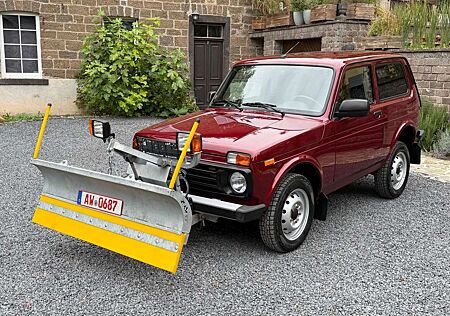 Lada Niva gebraucht kaufen Lada Niva Legend Schneeschild Winterdienst WIE NEU !