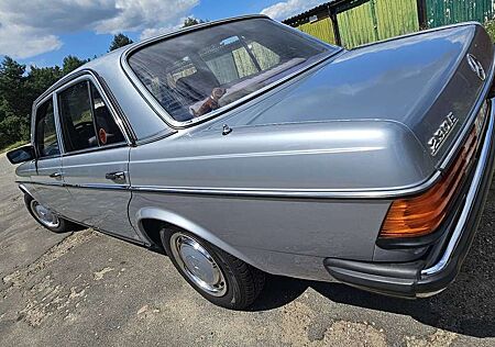 Mercedes-Benz 230 W 123 // 230E