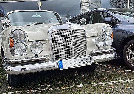 Mercedes-Benz 230 W111 S Heckflosse