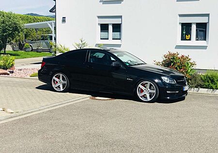 Mercedes-Benz C 63 AMG Coupé Performance