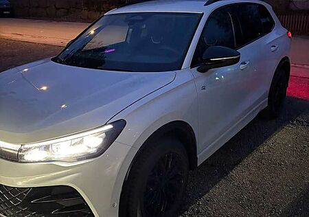 VW Tiguan Volkswagen 2.0 TDI SCR DSGR-Line