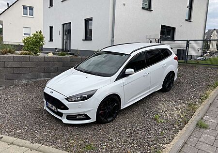 Ford Focus Turnier 2.0 EcoBoost ST mit Leder-Exclusiv-Paket