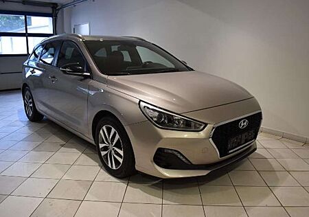 Hyundai i30 cw go PDC V+H AHK Kamera