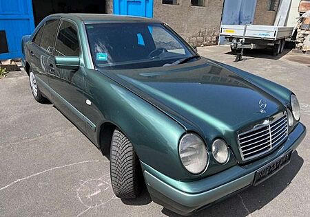 Mercedes-Benz E 230 E-Klasse Classic restauriert rostfrei vieles neu
