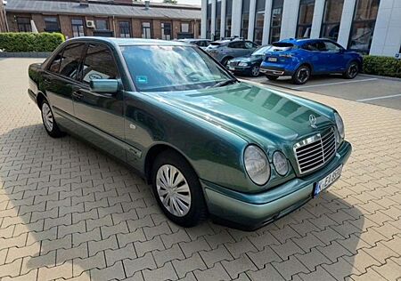 Mercedes-Benz E 230 E-Klasse Classic restauriert rostfrei vieles neu