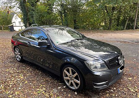 Mercedes-Benz C 180 AMG Line - frischer Service / 8-fach bereift