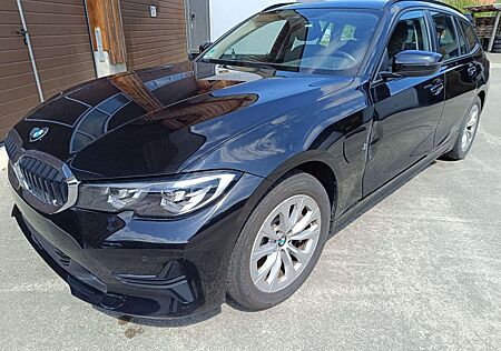 BMW 330 e Touring Advantage Automatic