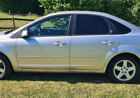 Ford Focus Lim. Ghia *DAB+*Navi*Bluetooth*PDC*R&LSens