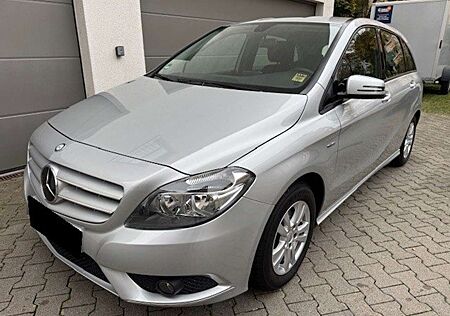 Mercedes-Benz B 180 BlueEfficiency*Navi*8-Fach Alu*AHK*