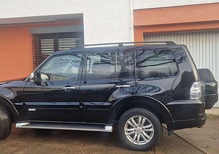Mitsubishi Pajero 3.2 DI-D Edition 30 (TÜV 11.2027) 7Sitze/Auto/