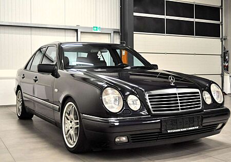 Mercedes-Benz E 320 AVANTGARDE / SCHIEBEDACH / XENON / AHK