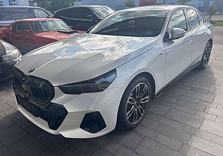 BMW 520 i M SportPro Iconic Glow M Sportbremse, rot