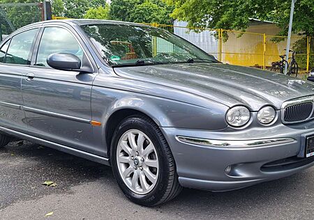 Jaguar X-Type 2.5 V6 4x4 Automatik Top gepflegt