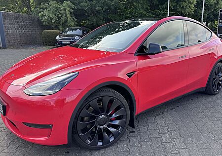 Tesla Model Y Performance Dual Motor AWD, schwarz, rot foliert