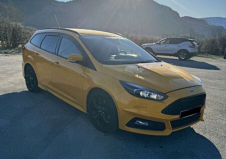 Ford Focus Turnier 2.0 TDCi ST mit Leder-Exclusiv-Paket